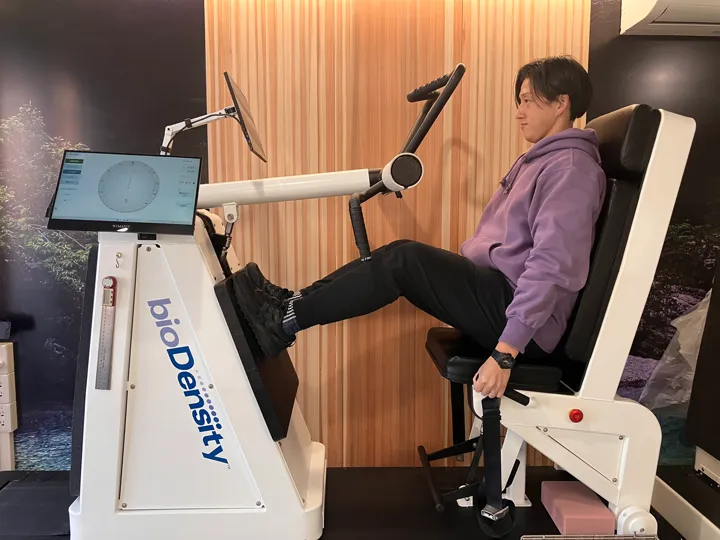 機械に座り、脚で前に押す動作