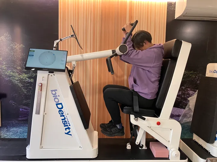 機械のバーを、体で引き上げる・引き下げる動作